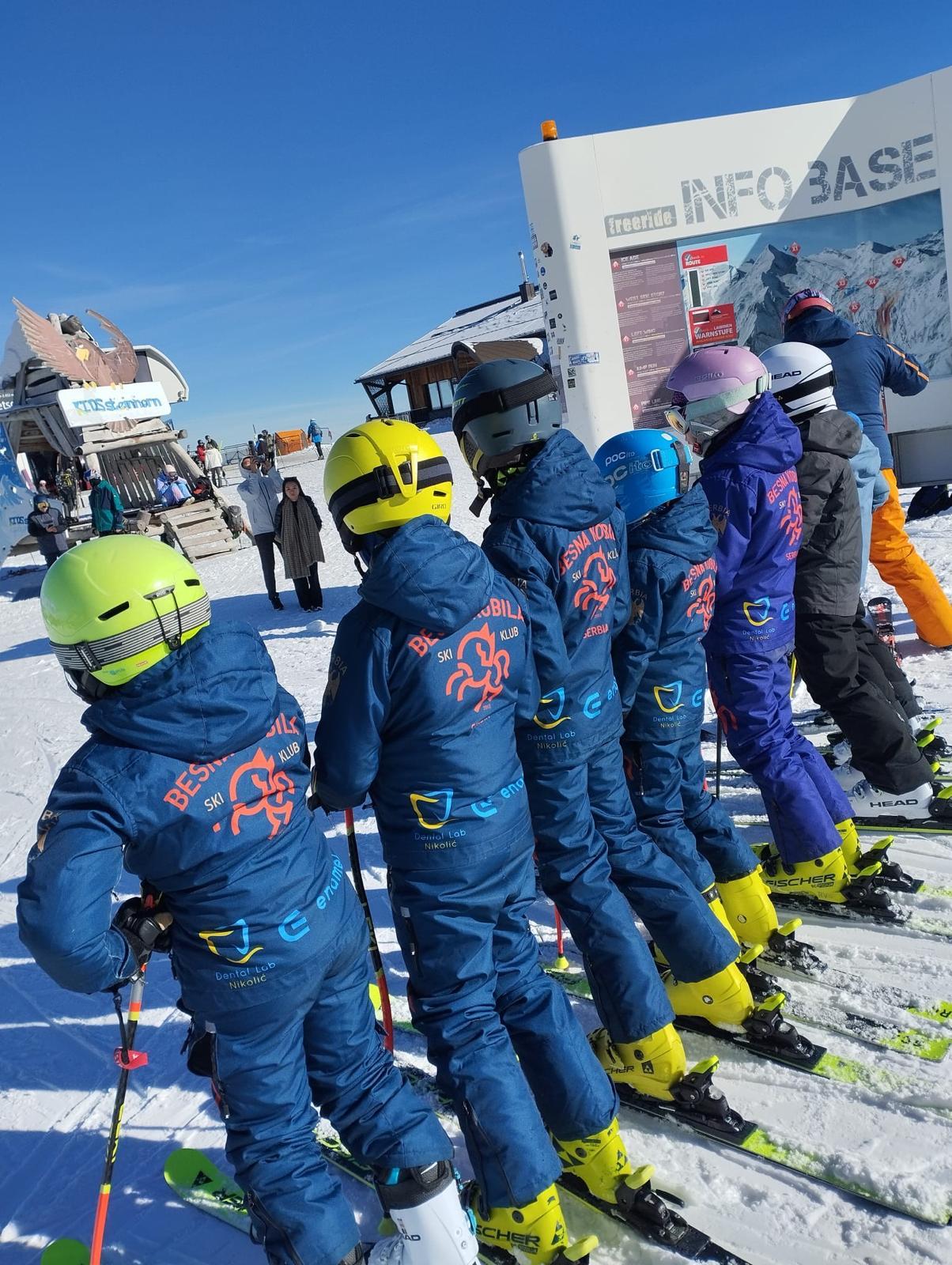 Mladi skijaši Besna Kobila u klupskim uniformama na ski stazi